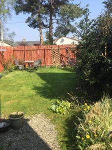 un patio trasero con una valla y una mesa de picnic en 63 Argyle Street en Inverness