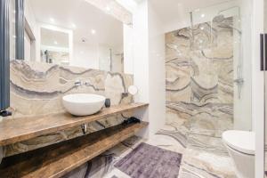 Koupelna v ubytování Blue Mandarin Island + 32 fotografií