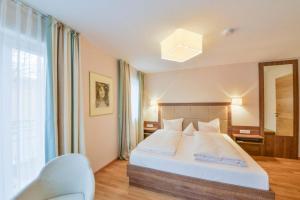 迪森阿姆阿梅爾塞的住宿－克拉姆霍夫德爾旅館，一间卧室设有一张大床和一个窗户。