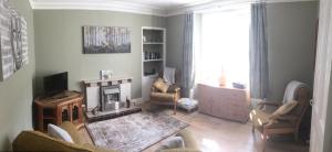 63 Argyle Street في إينفيرنيس: غرفة معيشة مع أريكة ومدفأة