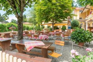 un grupo de mesas y sillas en un patio en Der Kramerhof en Dießen am Ammersee