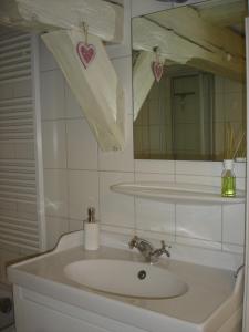 La salle de bains est pourvue d'un lavabo et d'un miroir. dans l'établissement Ferienwohnung im Herzen der Altstadt, à Meersburg