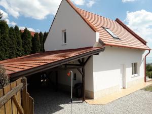 Budova, kde se prázdninový dům nachází + 11 fotografií