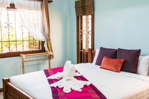 Postel nebo postele na pokoji v ubytování Pimchana mountain pool villa phuket