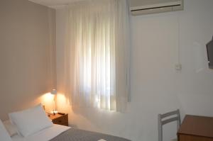 カステルフォリット・デ・ラ・ロカにあるFonda Ca La Paulaのベッドルーム(ベッド1台、窓付)