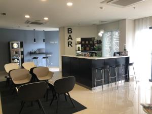 een bar met stoelen en een aanrecht in een kamer bij Fenicius Charme Hotel in Lissabon