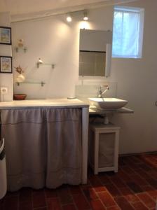 a bathroom with a sink and a mirror at Le bastidon du Luberon in Caseneuve