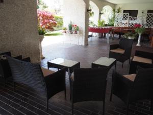 a restaurant with chairs and tables and a dining room at B&B Villa Filotea & Apartment in Desenzano del Garda