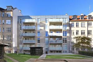 een appartementencomplex met balkons in een stad bij Cph Lux Apartment KV in Kopenhagen