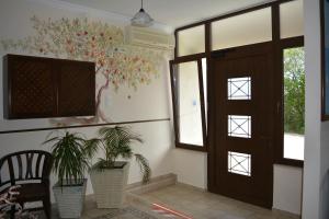 een kamer met een deur en een potplant bij Xanemos Port Xanemos Studios in Skiathos-stad