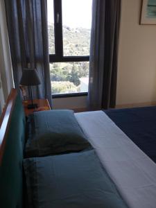 a bedroom with a bed and a large window at Belle Hélène in Marathon