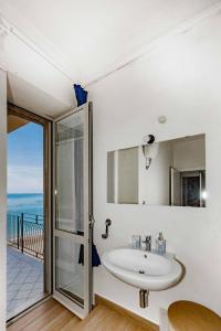 łazienka z umywalką i balkonem w obiekcie On the beach Sea-view&Kitchen In Room w mieście Salerno +37 zdjęć