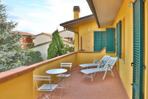 a patio with chairs and a table on a balcony at Venere in Borghetto