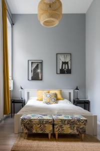 una camera da letto con un grande letto con cuscini gialli di Apartament Jana Matejki a Poznań