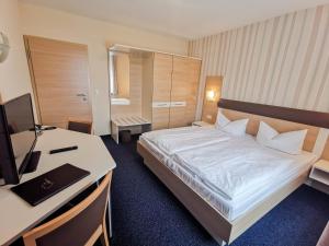 Postel nebo postele na pokoji v ubytování Wald-Hotel