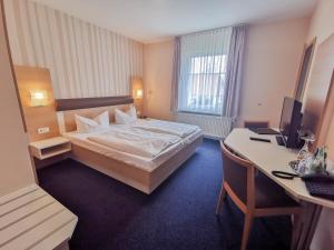 Postel nebo postele na pokoji v ubytování Wald-Hotel