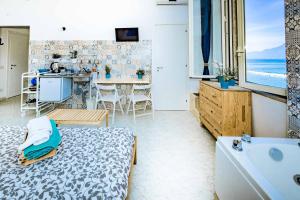 łazienka z wanną i kuchnia z widokiem na ocean w obiekcie On the beach Sea-view&Kitchen In Room w mieście Salerno