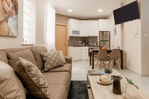 salon z kanapą i stołem w obiekcie Monastiraki Urban Apartments w Atenach