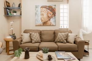 salon z kanapą i obrazem kobiety w obiekcie Monastiraki Urban Apartments w Atenach +19 zdjęć