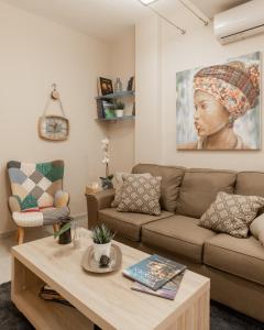 salon z kanapą i stolikiem kawowym w obiekcie Monastiraki Urban Apartments w Atenach