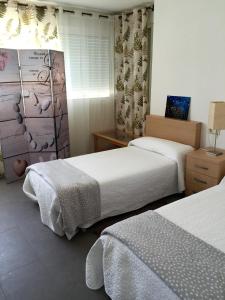Habitación de hotel con 2 camas y ventana en PALOMA DREAM, en Benidorm