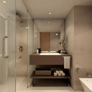 La salle de bains est pourvue d'un lavabo et d'une douche. dans l'établissement Sayaji Vadodara, à Vadodara