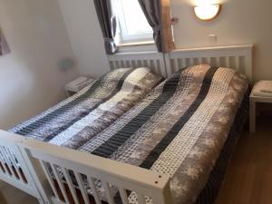 een bed in een kamer met een wieg bij Apartments Fuchs in Umag