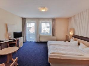 Postel nebo postele na pokoji v ubytování Wald-Hotel