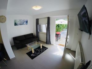 Televízia a/alebo spoločenská miestnosť v ubytovaní Apartments Lopac Jadranovo