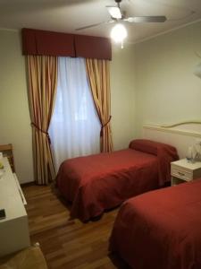 a hotel room with two beds and a window at Dimora Tipica Appartamento in Sestri Levante
