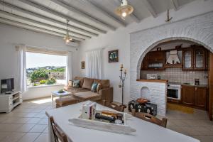 Gallery image of Andrea's Tinos House in Agios Sostis
