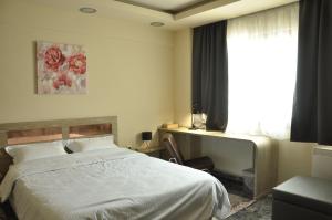 מיטה או מיטות בחדר ב-Agias Sofias Street Luxurious Studio