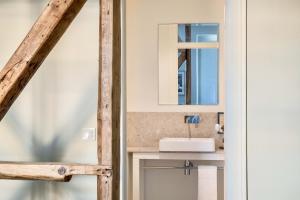 un bagno con lavandino e specchio di Hermitage Castelo - Casa Chafariz a Lisbona Altre 56 foto