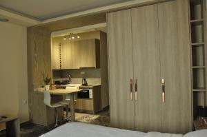 A kitchen or kitchenette at Agias Sofias Street Luxurious Studio Még 37 kép