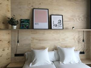 Talo Urban Rooms客房内的一张或多张床位