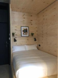 Talo Urban Rooms客房内的一张或多张床位