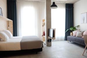 Talo Urban Rooms客房内的一张或多张床位