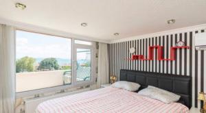 1 dormitorio con cama y ventana grande en Front of Sea View Apartments Sultanahmet SEA VIEW en Estambul