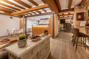een keuken en een woonkamer met houten plafonds bij Hostal 977 in Tarragona