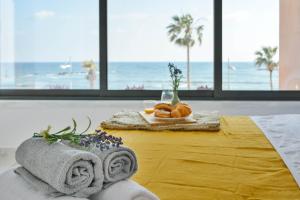 Cette chambre comprend une table avec des serviettes et offre une vue sur l'océan. dans l'établissement Phaedrus Living Seaview Luxury Flat Marina Court 213, à Paphos