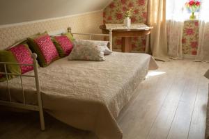Un dormitorio con una cama con almohadas de colores. en Apartment for Friends, en Kuressaare