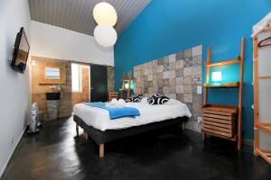Säng eller sängar i ett rum på Hôtel Ascosa Aventure