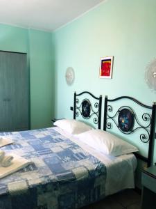 a bedroom with a bed with a blue wall at Antiche Terre Hotel & Relax in Pignone