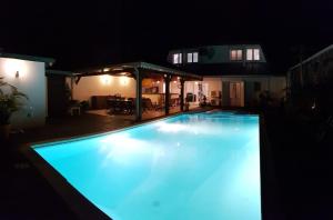 Bazén v ubytování La Maison des Hôtes nebo v jeho okolí
