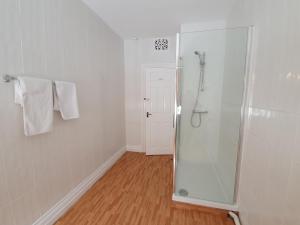 baño con ducha y puerta de cristal en The York Hotel, en Weston-super-Mare