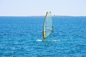 Windsurfing v prázdninového areálu nebo okolí