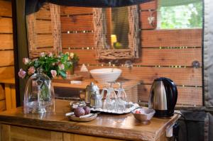 Принадлежности для чая и кофе в Summerfields Rose Retreat and Spa