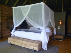 Кровать или кровати в номере Summerfields Rose Retreat and Spa