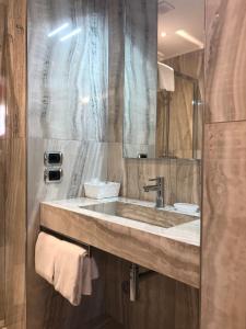 A bathroom at Hotel Leonardo