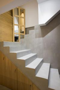 a concrete staircase in a house with a stair case at Guest House Ibaia Et Arramak in San Sebastián